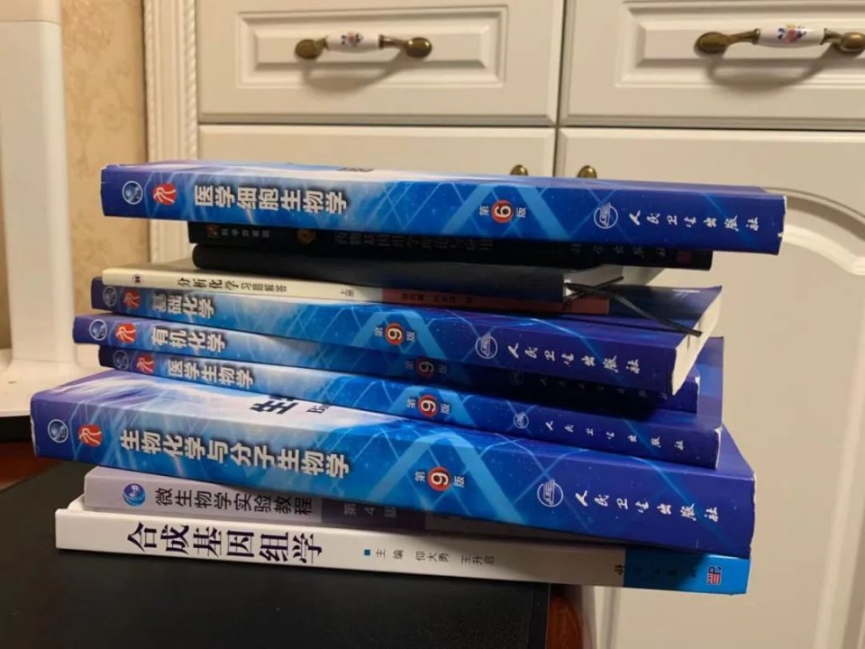 一个中国父亲，从网上吸取知识，自己研制医药来治疗儿子的罕见病