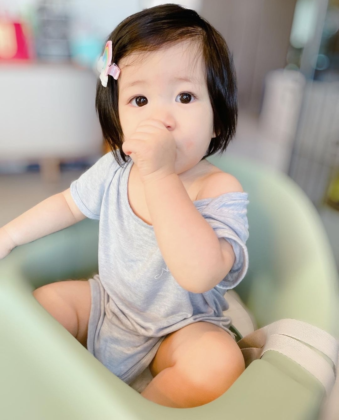 安以轩晒女儿萌照，娃宝淡定吃手坐姿霸气，露肩膀被喊话注意举止