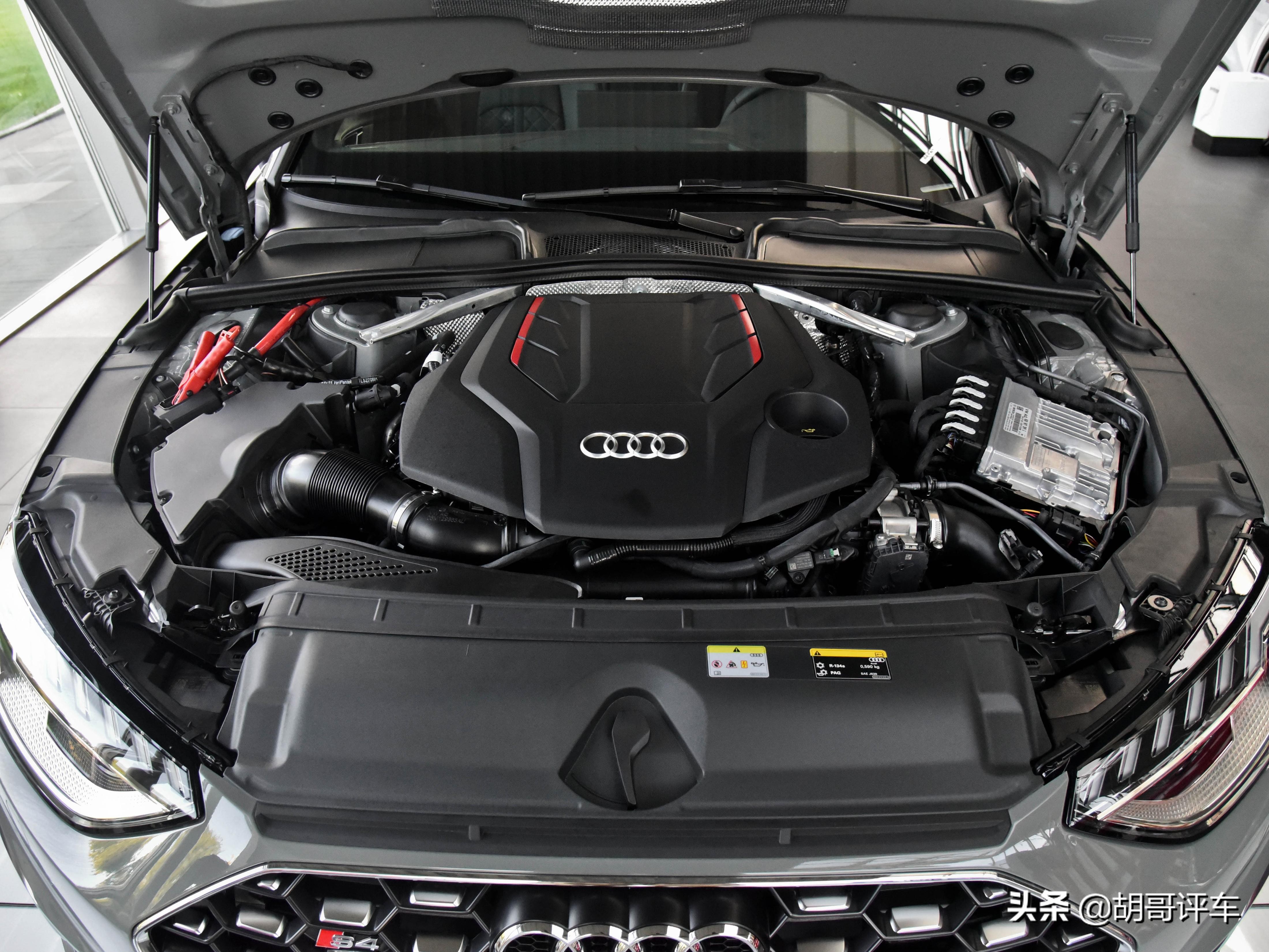 零百4.7s，外观时尚，动力凶猛，轴距超2米8，实拍奥迪S4