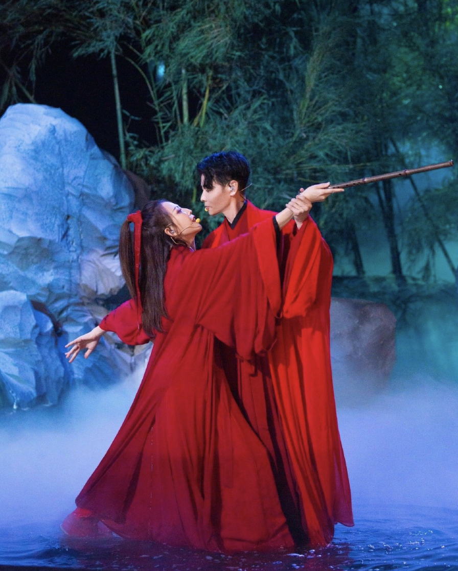 蔡少芬晒照庆祝张晋成团，与老公接吻被公主抱，老夫老妻依然甜