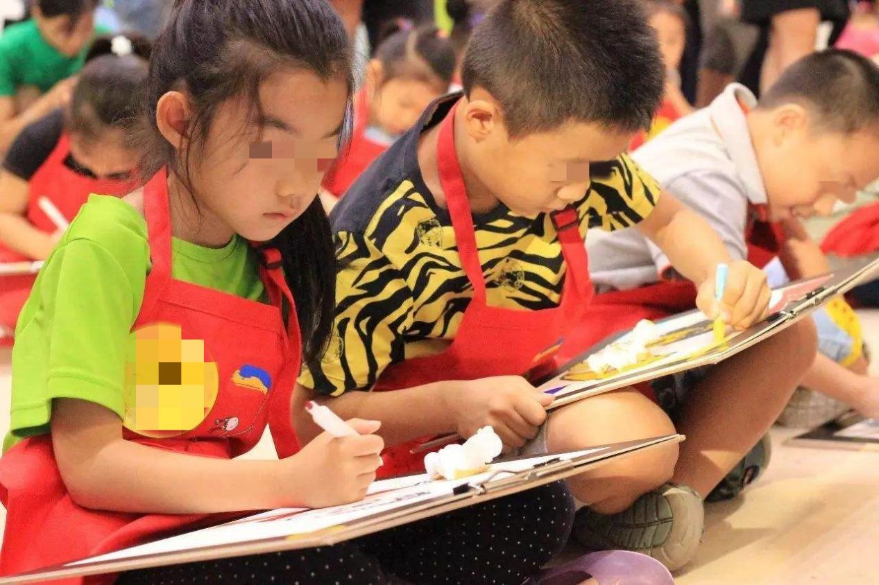 幼儿园让孩子们画妈妈，作业上交后，第一张就让老师忍不住笑喷