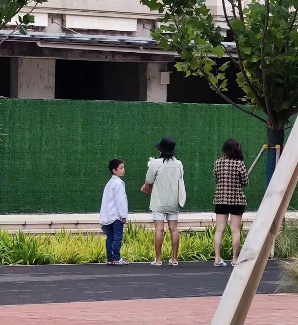 8岁嗯哼买零食被偶遇，暴风长高白白瘦瘦，完美遗传爸爸杜江长腿