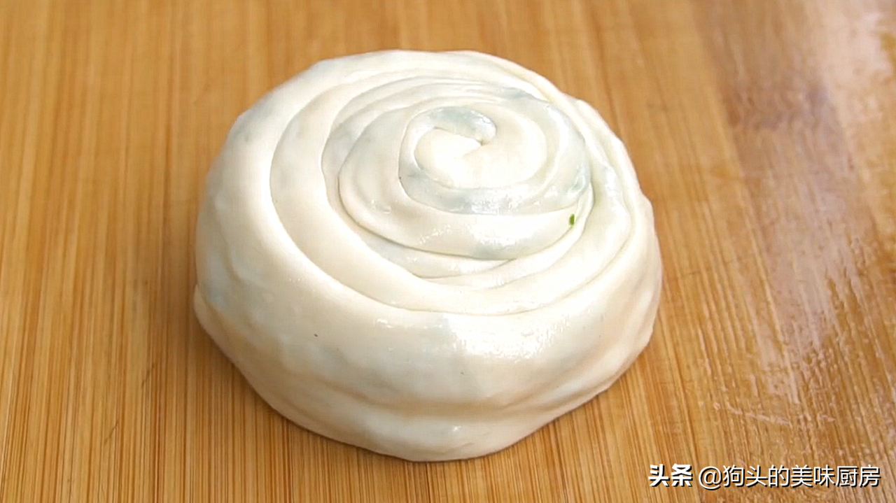 酥掉渣的葱油饼，原来是卷出来的，外酥里软，凉了也不发硬，真香
