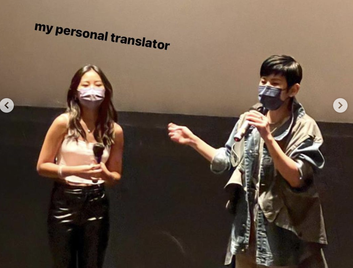 吴君如带丈夫女儿回母校，陈可辛厚底鞋抢镜，女儿身高快赶上妈妈