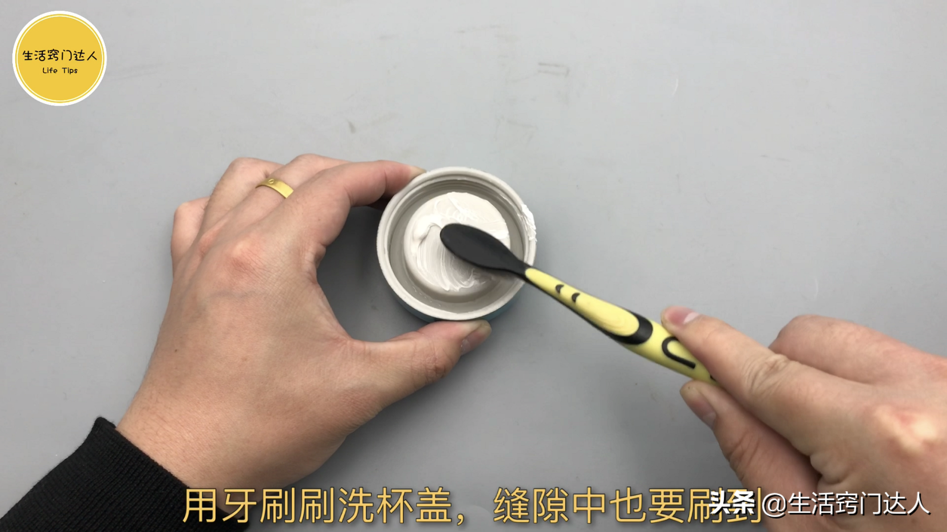 保温杯脏了别只会水冲，教你一招，污垢哗哗往下掉，方法简单实用