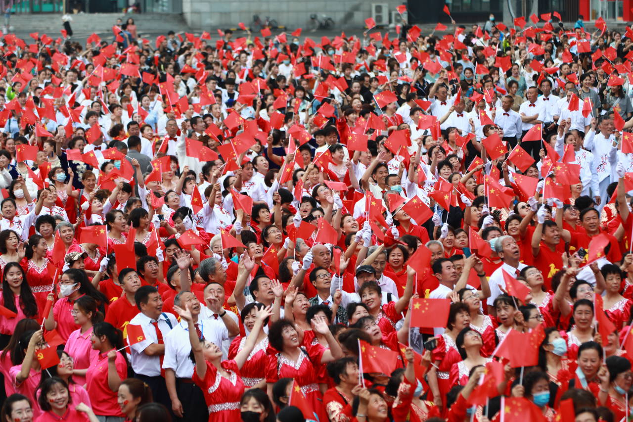 "庆七·一万人大合唱"在长春欧亚卖场10号门前震撼上演
