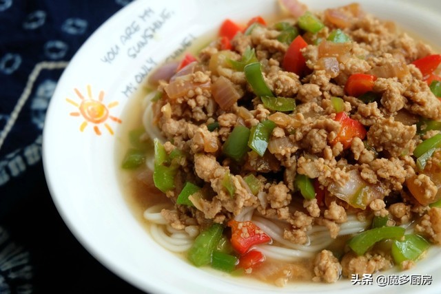 夏天常做的拌面，有肉有菜还有芝麻酱，做法简单味道好，全家都爱