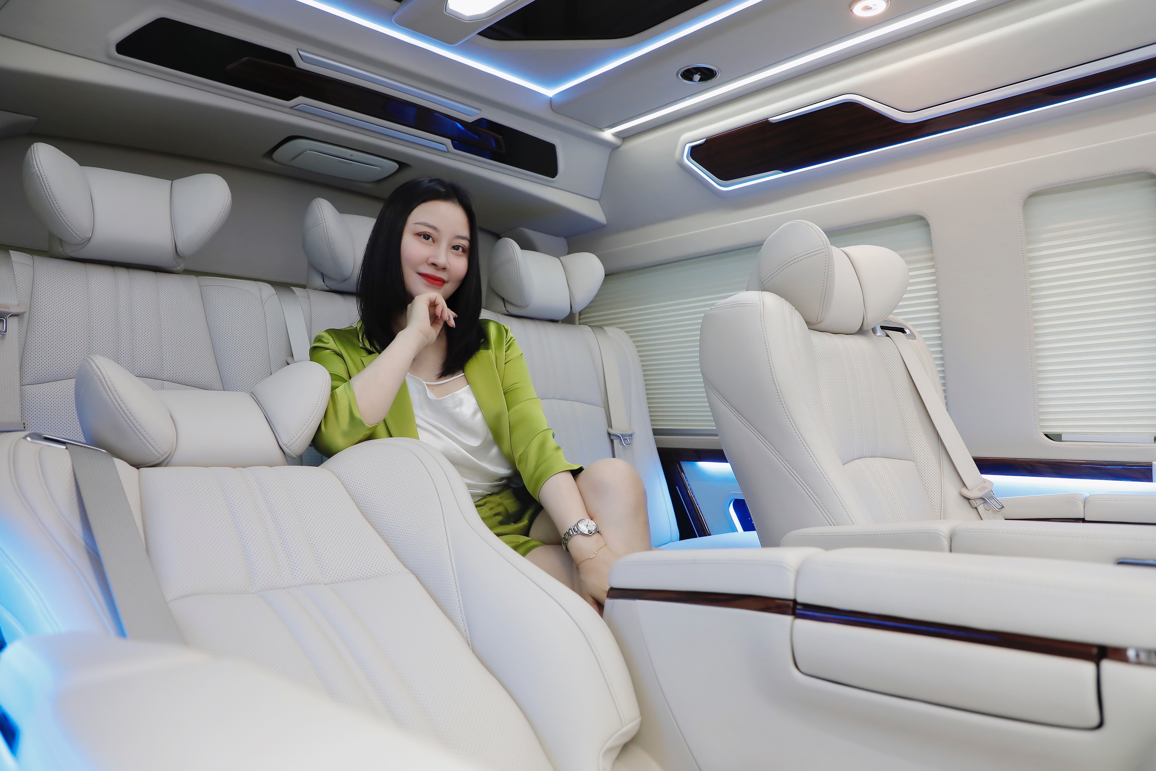 实拍5.9米长的丰田保姆车！配4个埃尔法航空座椅，MPV头号霸主？