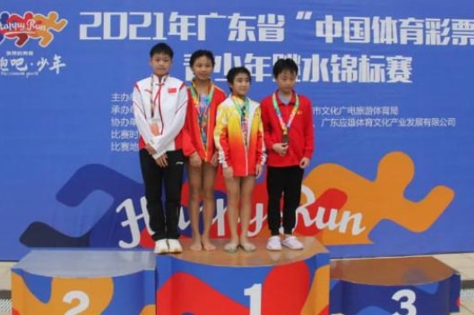 大忙人！全红婵北京刚忙完又飞广东，再次为后辈颁奖谈吐显成熟