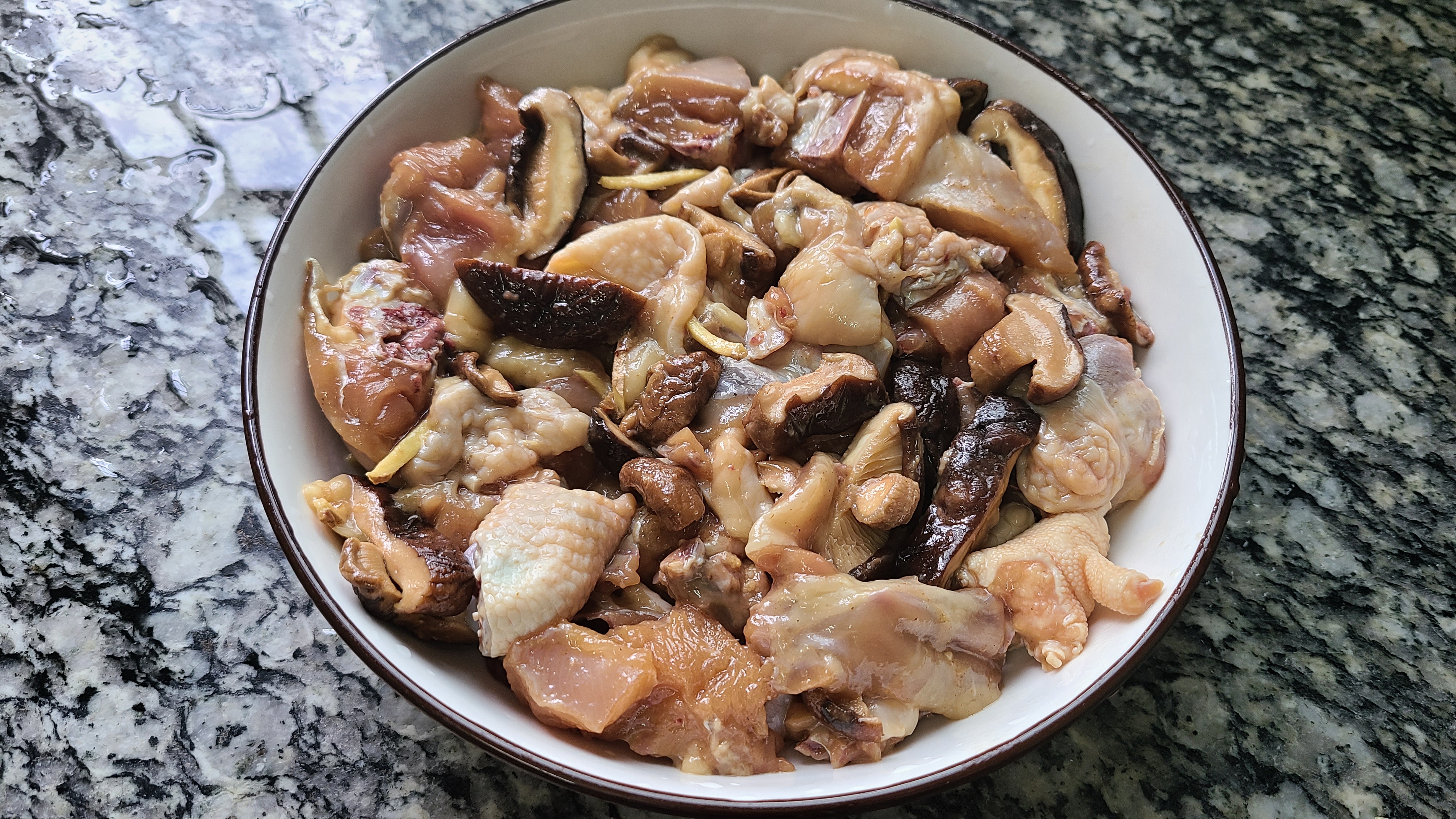 广东人很爱吃的香菇蒸滑鸡，嫩滑好吃，做法简单，看着就馋人