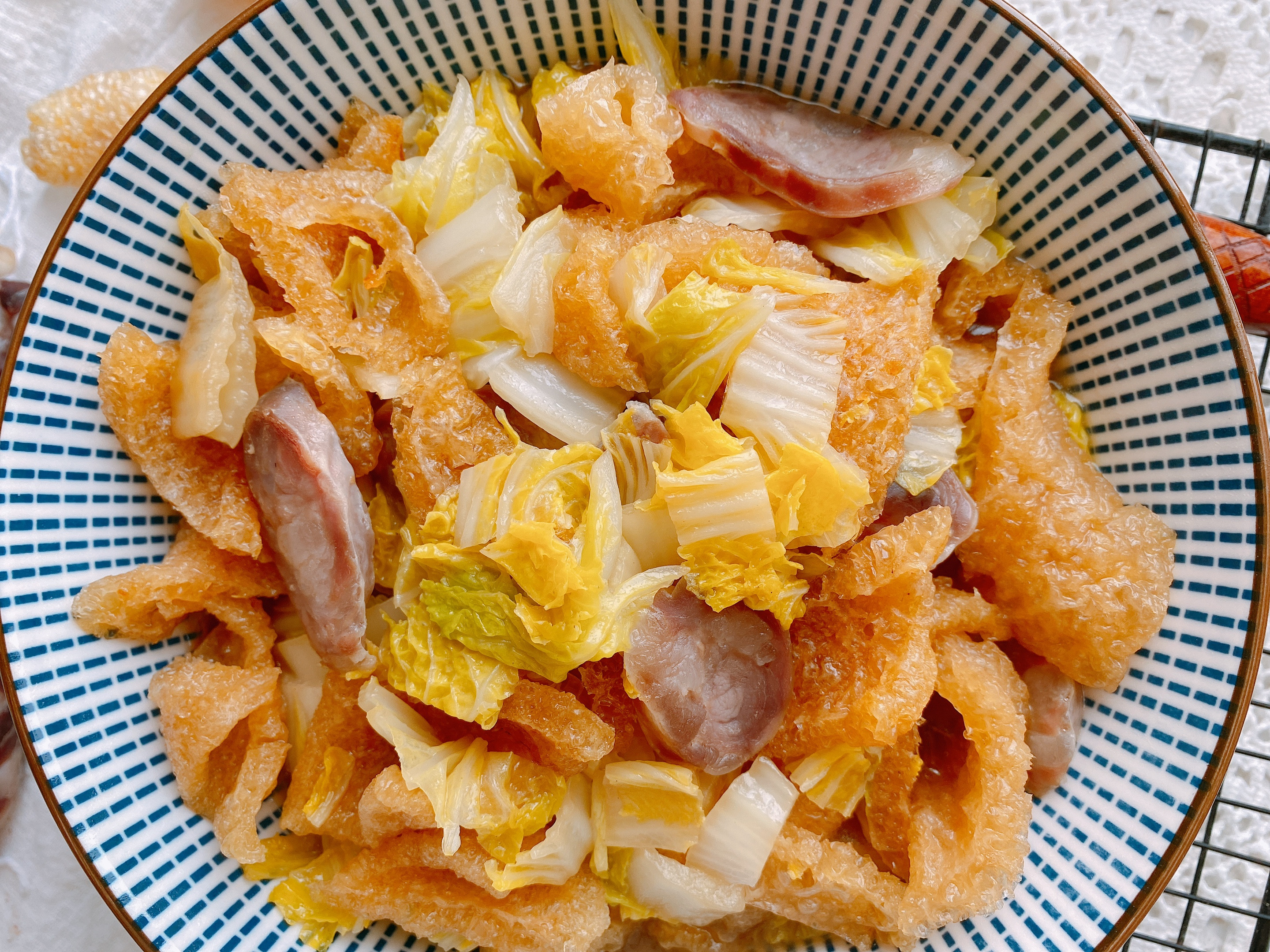 猪皮这样做太香了，加点白菜，吸饱汤汁咸香入味，爽滑劲道超下饭