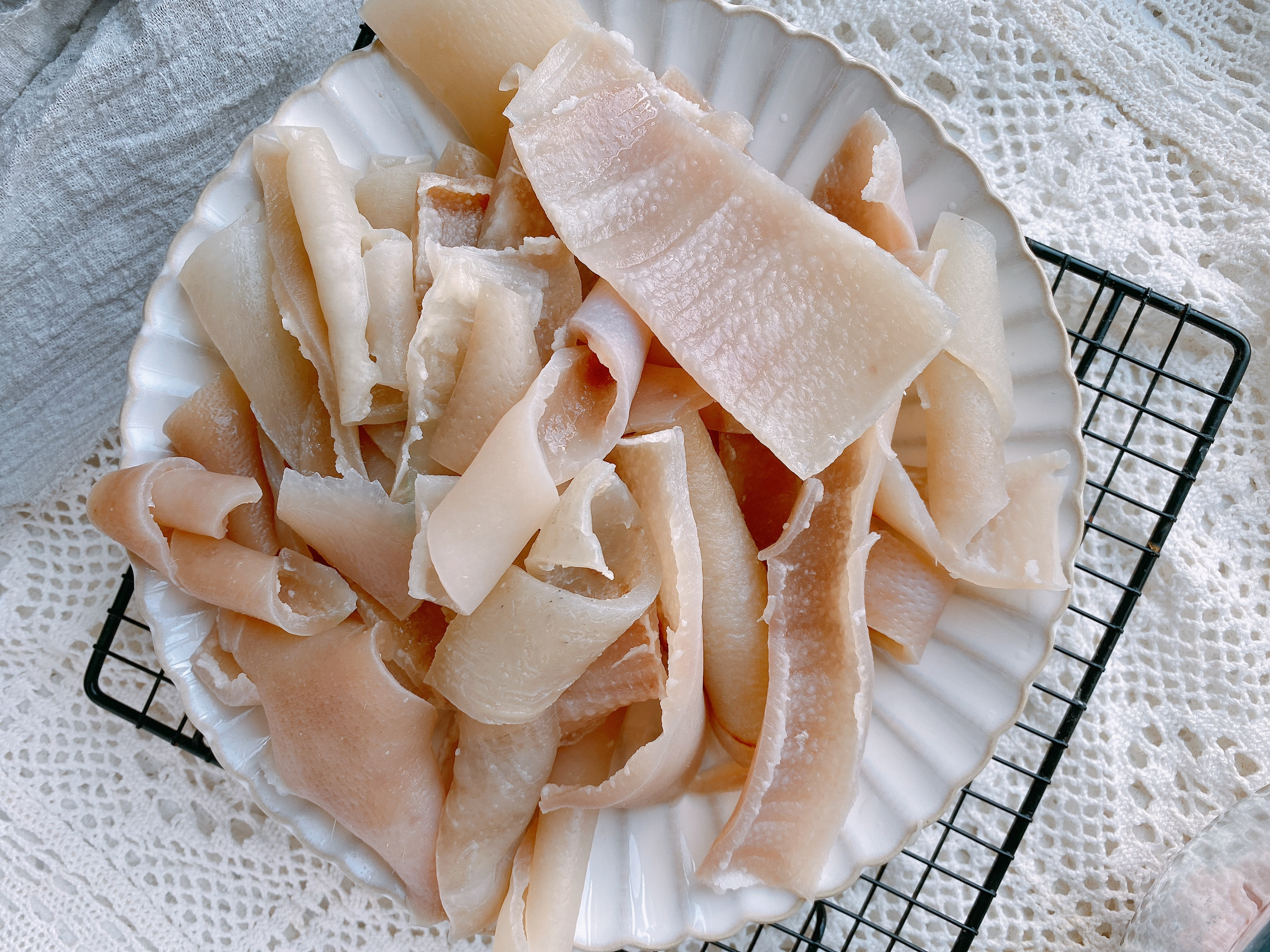 猪皮不要熬猪皮冻了，老妈几十年的做法，色泽金黄起大泡，不肥腻