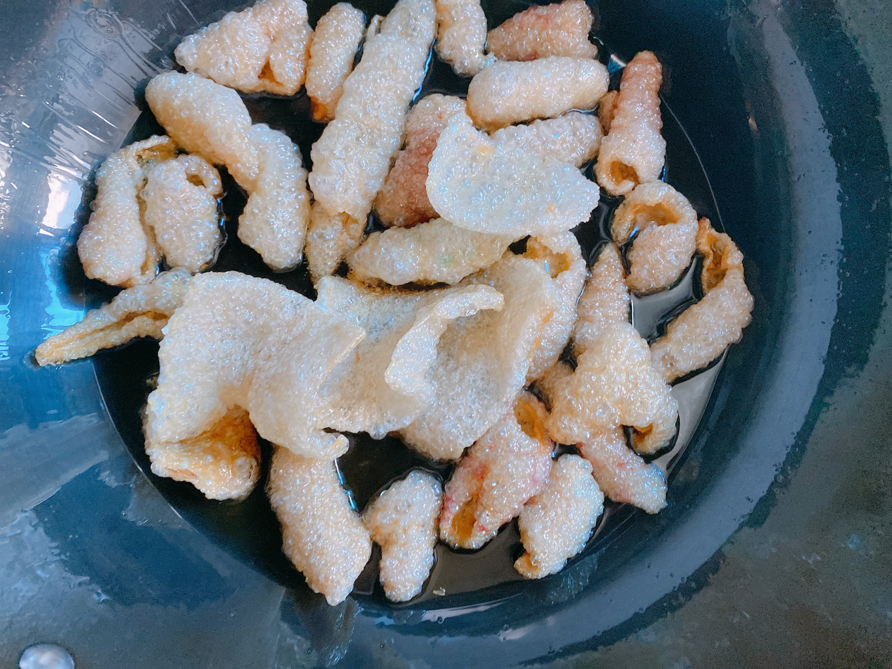 猪皮不要熬猪皮冻了，老妈几十年的做法，色泽金黄起大泡，不肥腻