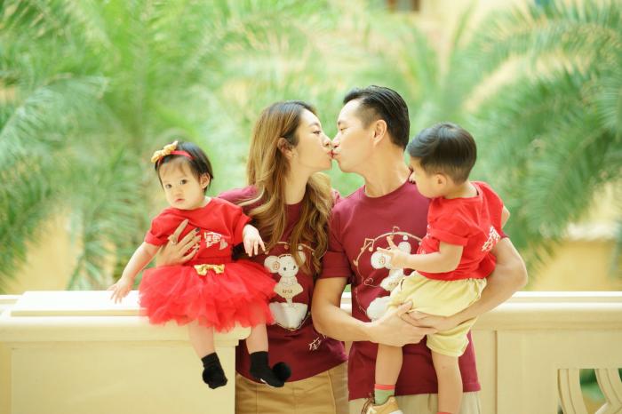 安以轩晒女儿萌照，娃宝淡定吃手坐姿霸气，露肩膀被喊话注意举止