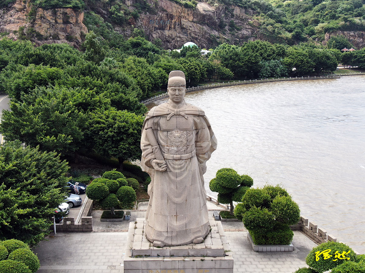 郑和石雕像,于2004年5月1日竣工.通高14.05米,基座宽7米,高2.