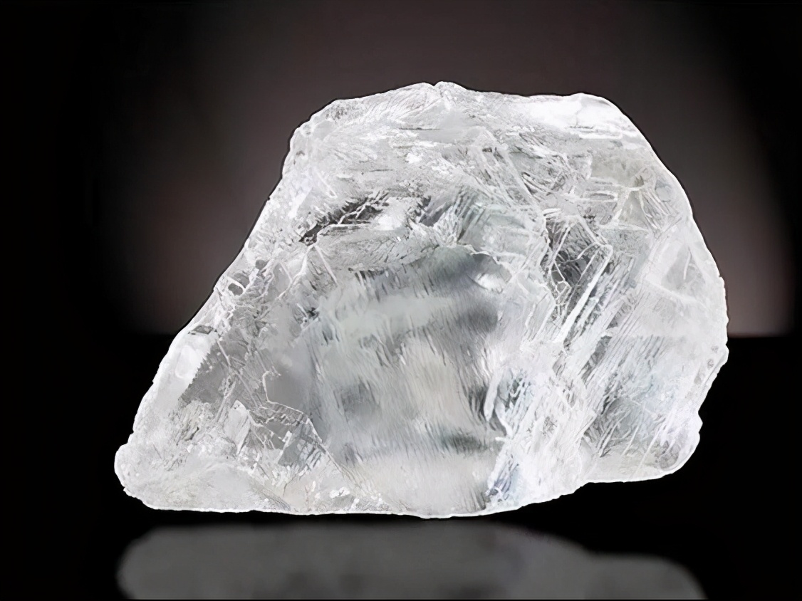世界四分之一的钻石在这诞生,共挖出15亿吨矿石,日产3万克拉(钻石净度