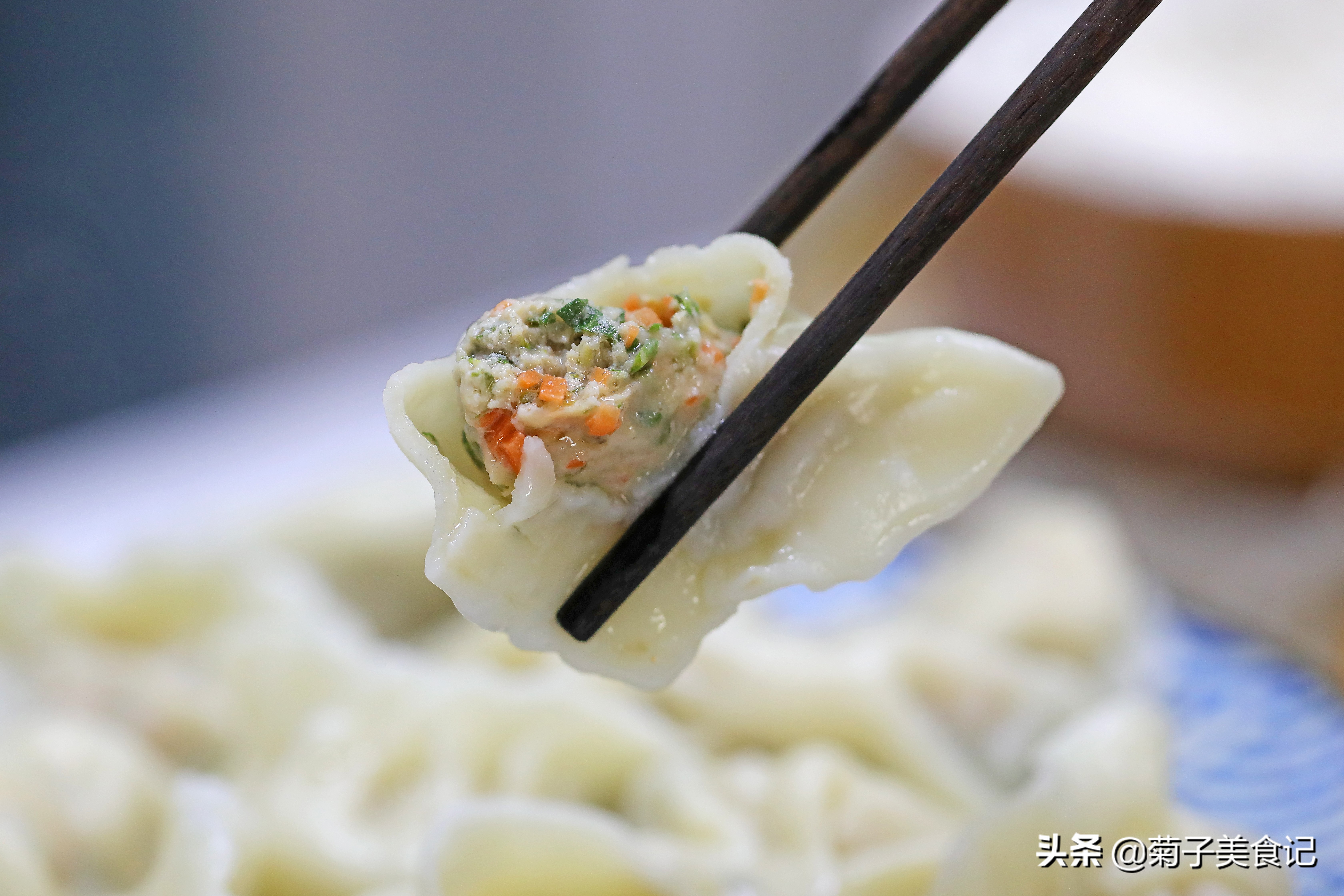 野生天然荠菜，包成水饺比韭菜馅还香，调馅技巧学起来，值得收藏