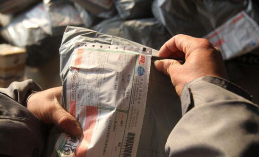 快递员月入过万容易吗？快递员：没有最低只有更低！我想送外卖