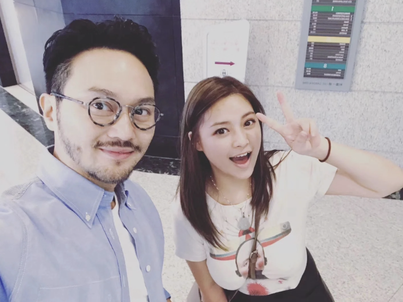 网友偶遇仙靓夫妇就餐，张智霖微笑有亲和力，袁咏仪托腮状态少女