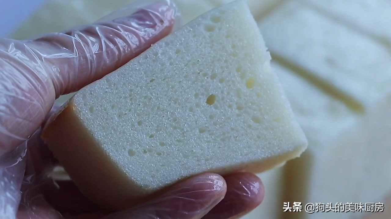 家里有牛奶跟面粉就能做的牛奶松糕，细腻绵软，比发糕简单好吃