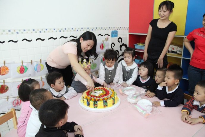 儿子收幼儿园同学礼物，妈妈以为是玩具刚想扔，老师要回：是金子