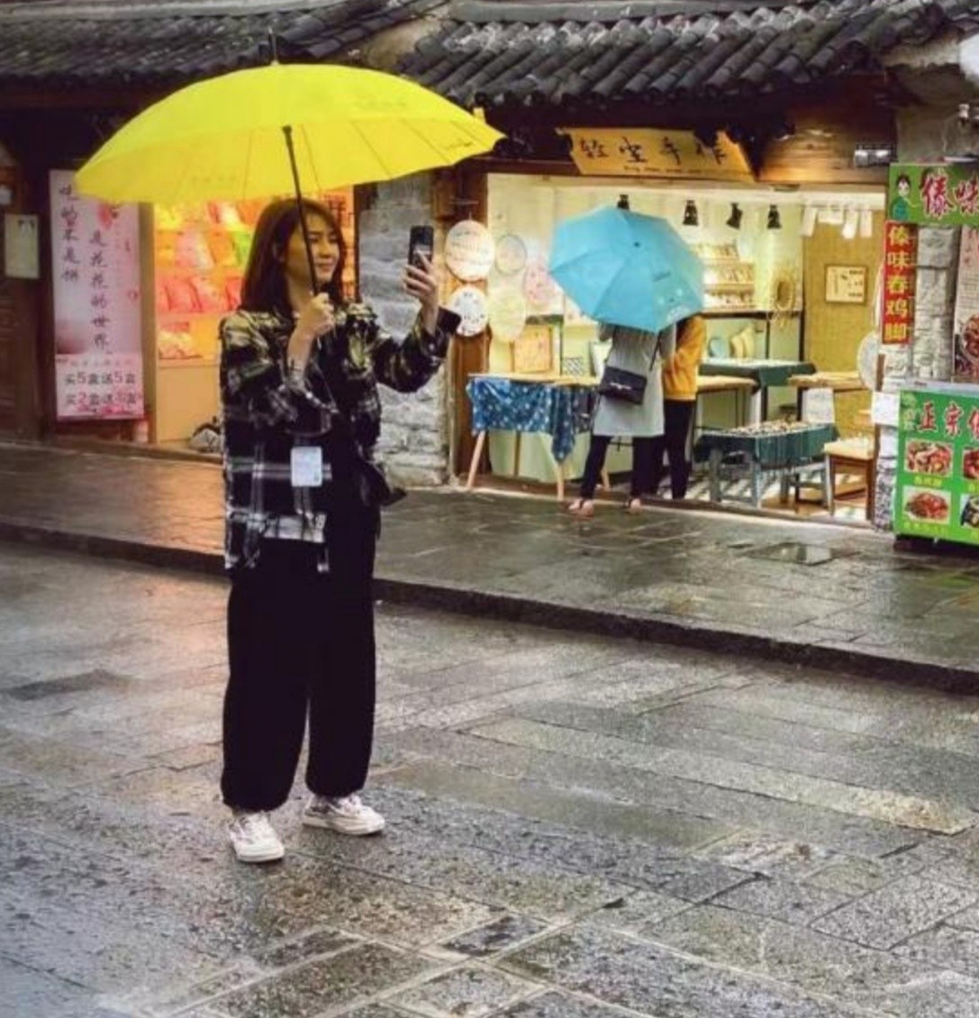 感情稳定！洪欣张丹峰罕同框带女儿出游，7岁女儿身高达妈妈肩膀