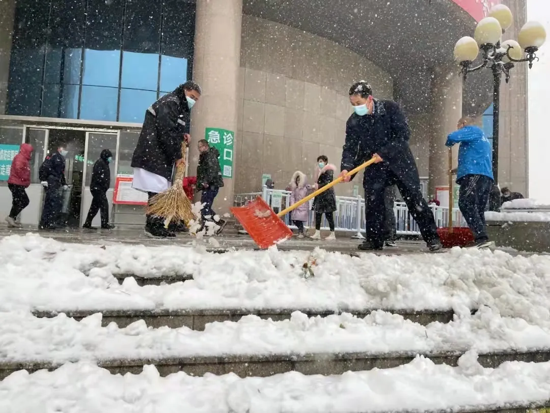 寒風(fēng)中的堅(jiān)守 暴雪中的執(zhí)著｜德州市衛(wèi)生健康系統(tǒng)清掃積雪紀(jì)實(shí)