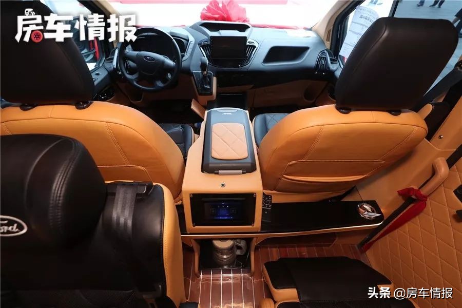 能坐6人的福特商务房车，30多万配航空座椅，内部可变床能住3口人