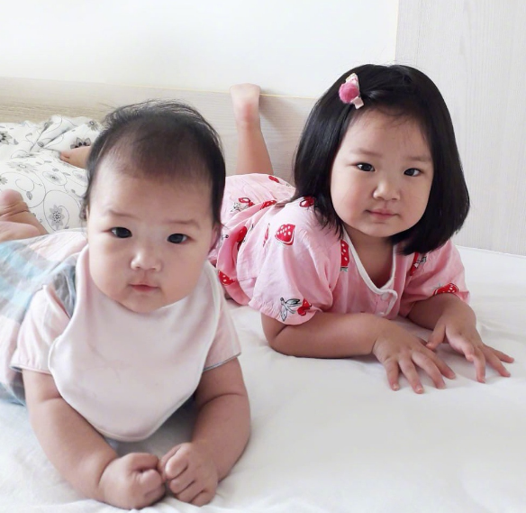 全家逐渐蓝化！王祖蓝带妻女玩模仿，Gabby模仿到位一脸得意