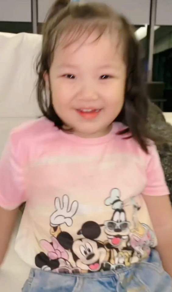 全家逐渐蓝化！王祖蓝带妻女玩模仿，Gabby模仿到位一脸得意