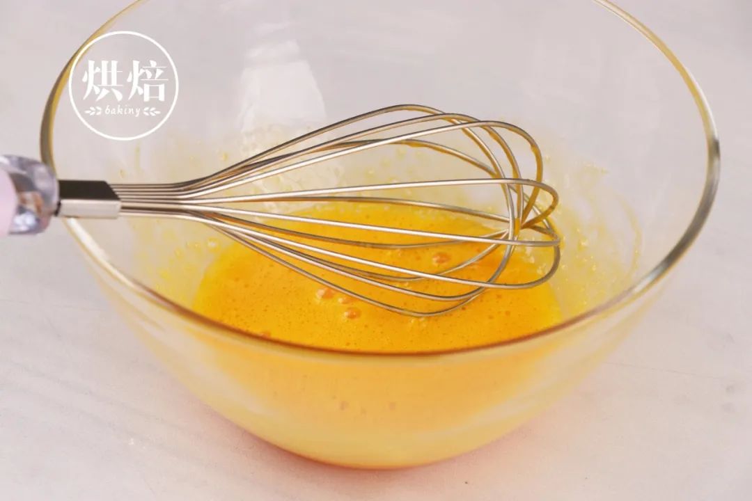 用平底锅煎了个蛋糕 播放量一不小心上了千万 软软呼呼像云朵