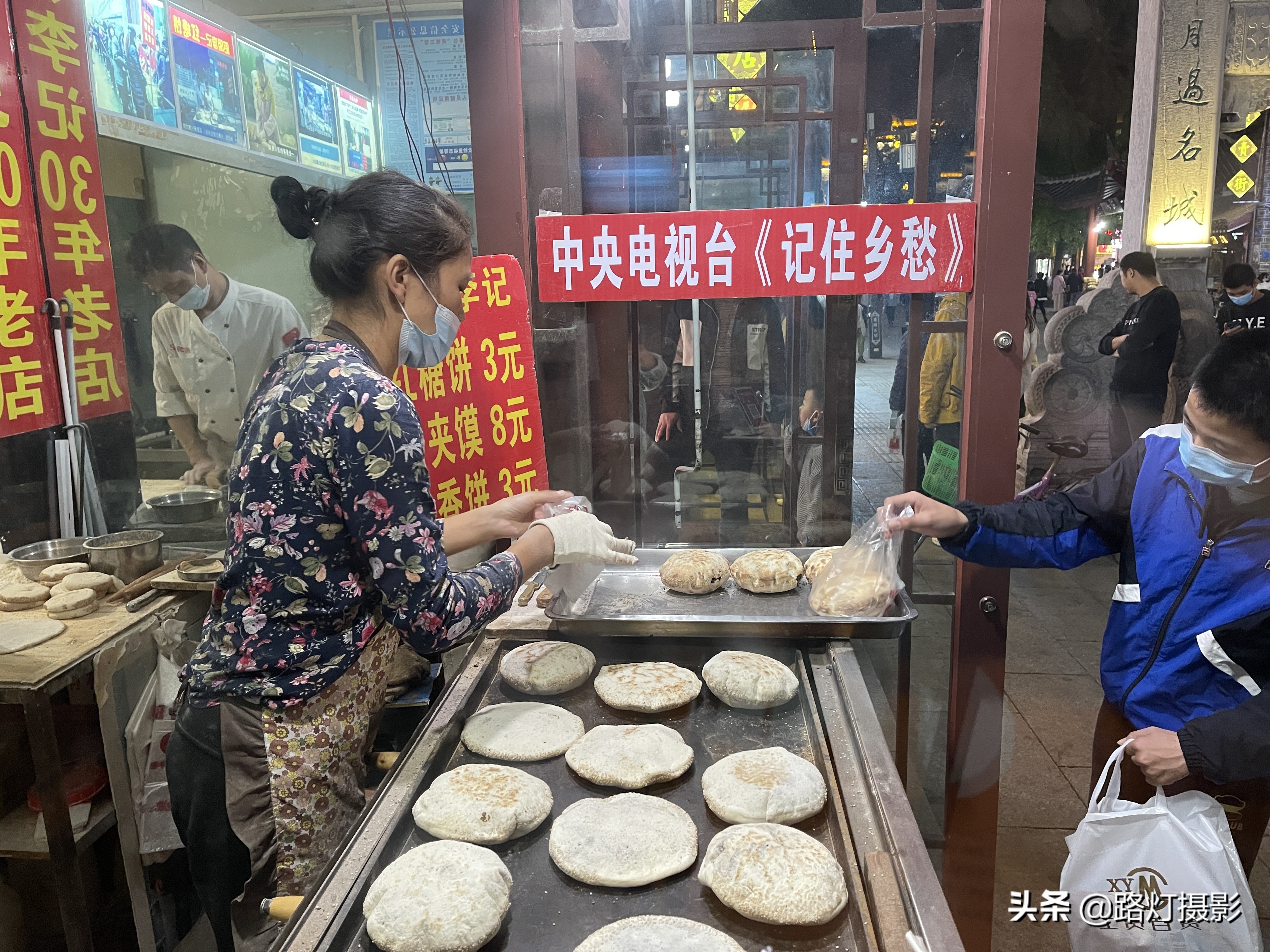 火遍襄阳的网红美食，小两口靠卖饼月入10万，什么饼卖得这么火？