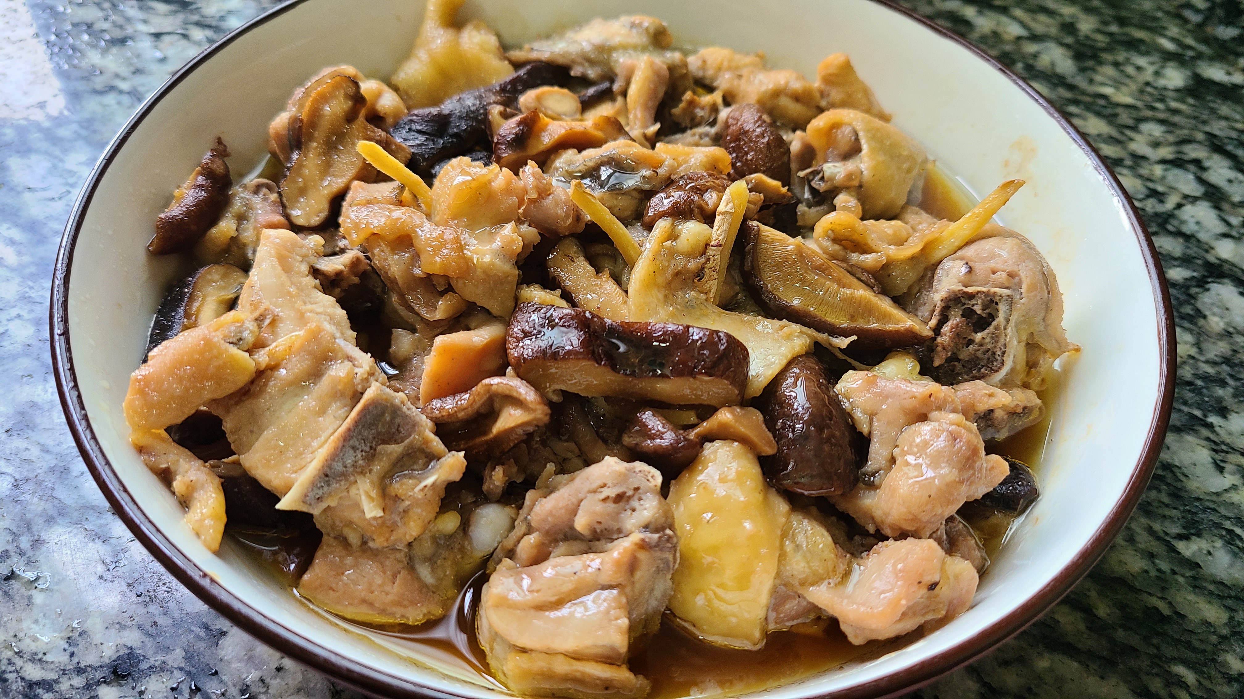 广东人很爱吃的香菇蒸滑鸡，嫩滑好吃，做法简单，看着就馋人