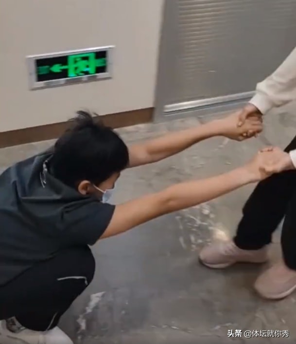 全红婵太调皮！蹲地上赖着不走，让队友拖着滑行，开心的像个孩子