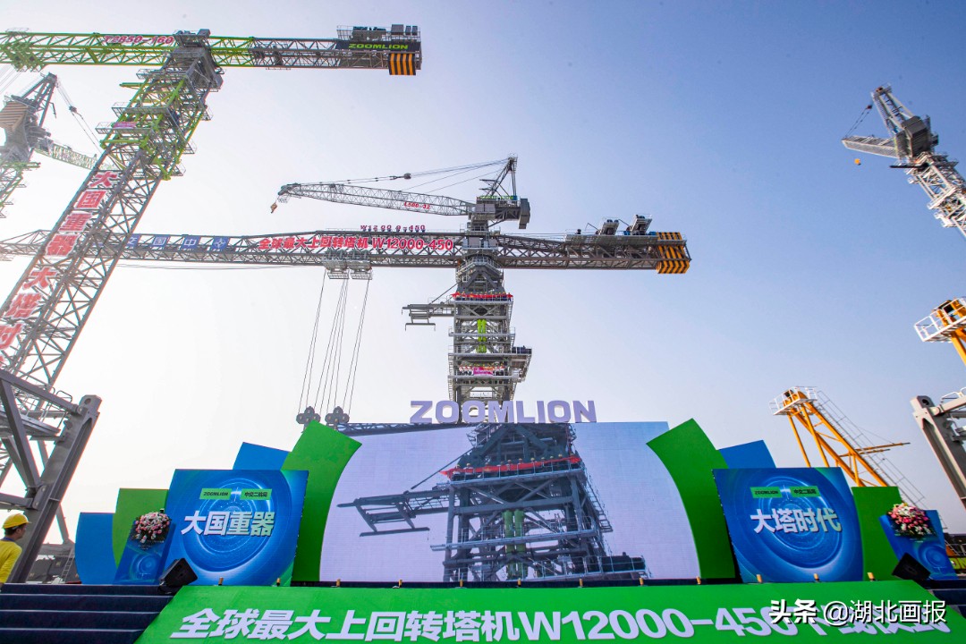 中交二航局打造的全球最大上回转塔机正式下线