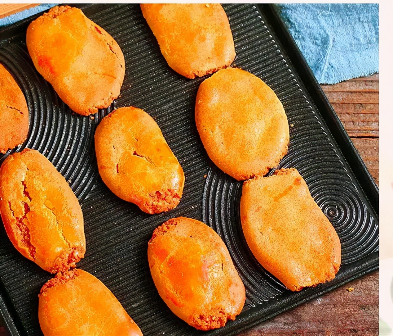 广东四大名饼之一的鸡仔饼，外表酥脆，浓香四溢，勾人心魂