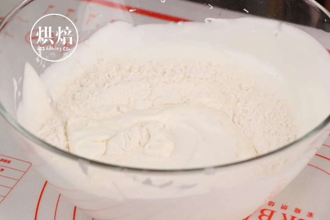 一斤酸奶做个德式酸奶蛋糕 满口都是酸奶味 配上黄油酥粒 绝了