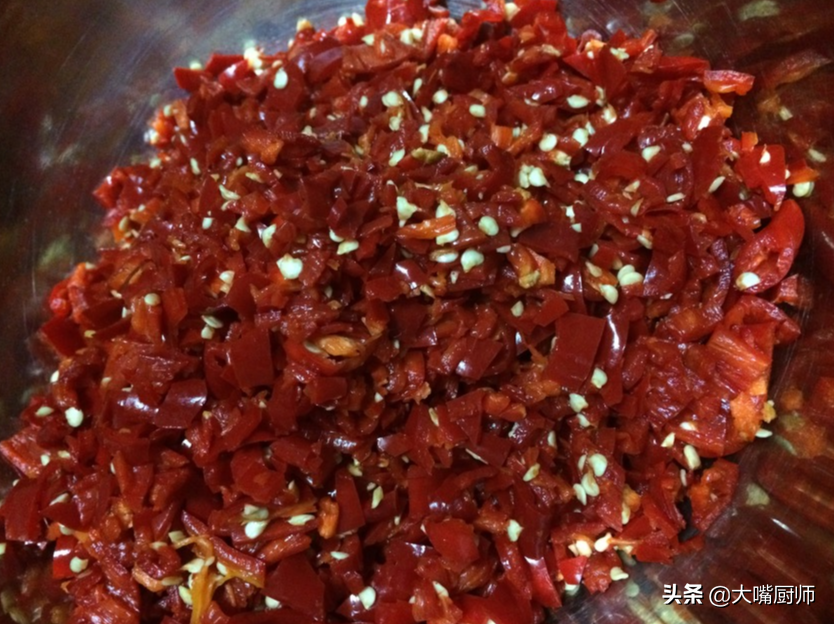 贵州大娘教你做辣椒酱，别只会放盐，多放2样味道香，放1年不长毛