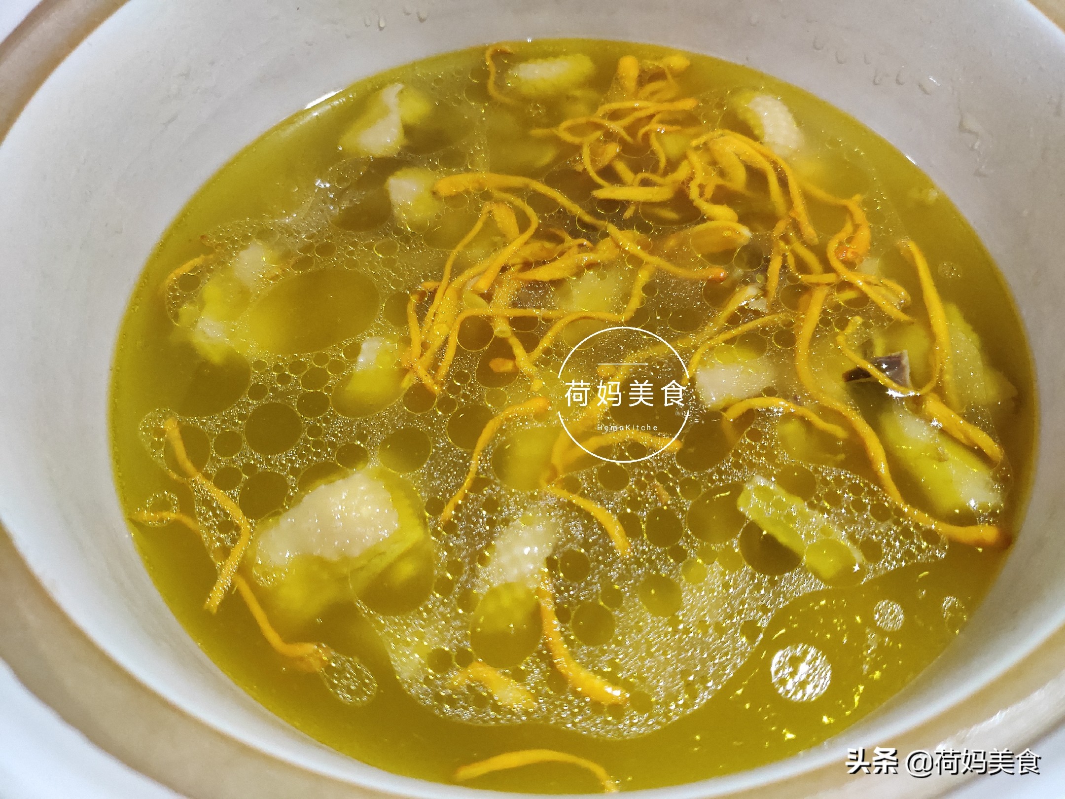 石斛虫草花炖鸡汤，天热也可以喝，味鲜营养，强健体质，老少皆宜