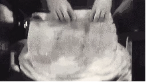 山东煎饼卷大葱的正宗家常做法，传统手工制作这些工具你认识吗？