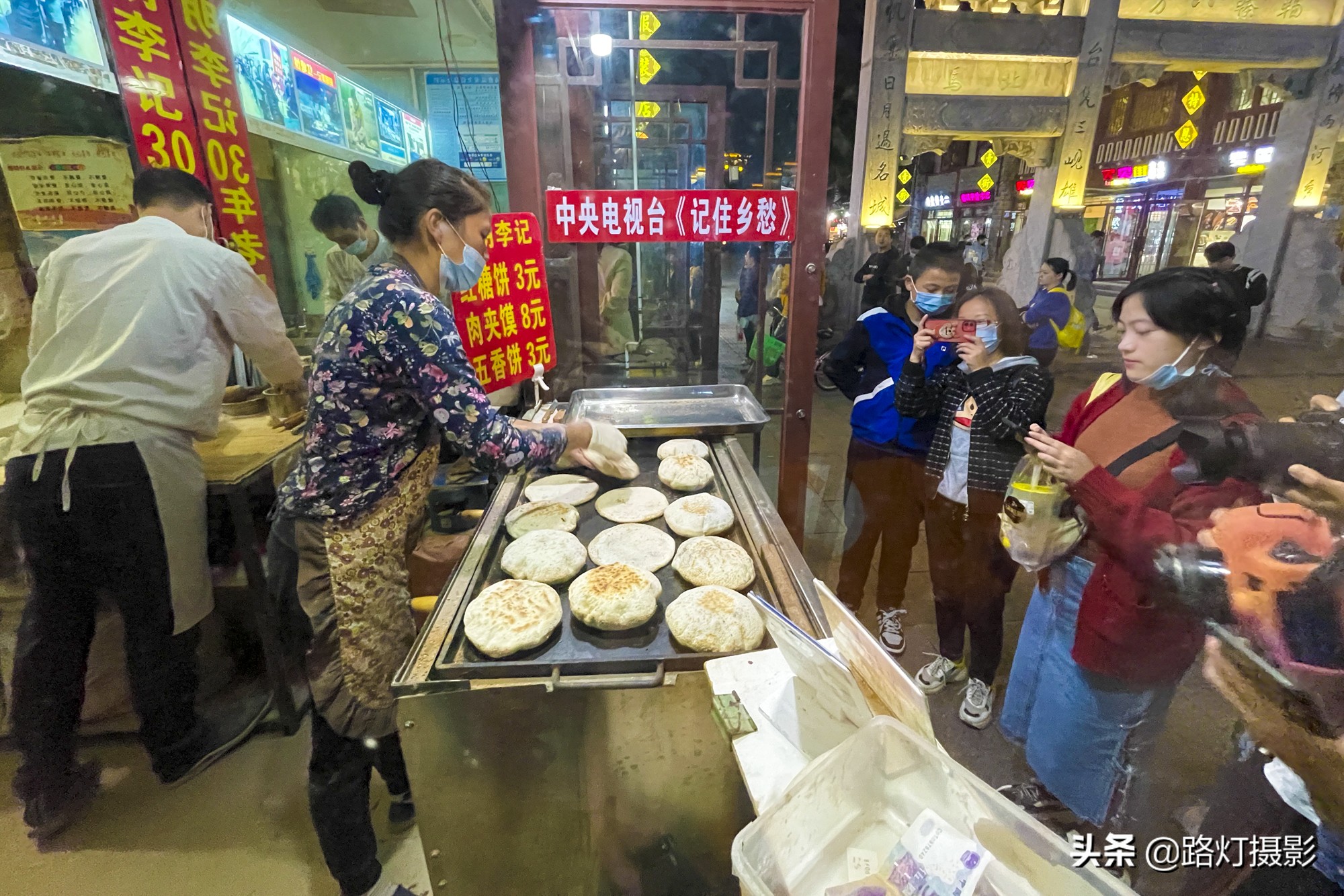 火遍襄阳的网红美食，小两口靠卖饼月入10万，什么饼卖得这么火？