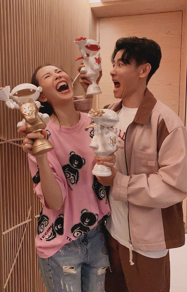 蔡少芬晒照庆祝张晋成团，与老公接吻被公主抱，老夫老妻依然甜