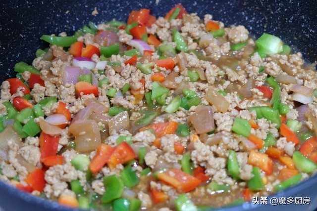 夏天常做的拌面，有肉有菜还有芝麻酱，做法简单味道好，全家都爱