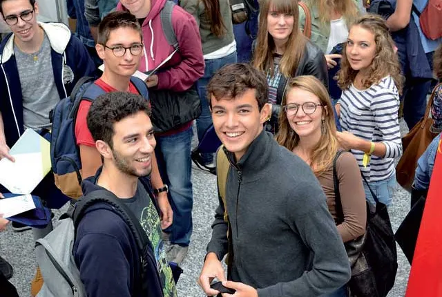 留学生辱骂父亲上热搜,1万块生活费,如果是在法国留学够不够?