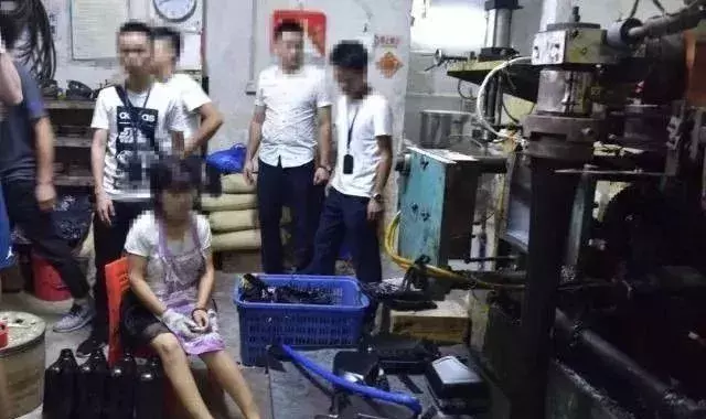 别贪便宜！特大制售假机油窝点被端，真假机油傻傻分不清楚