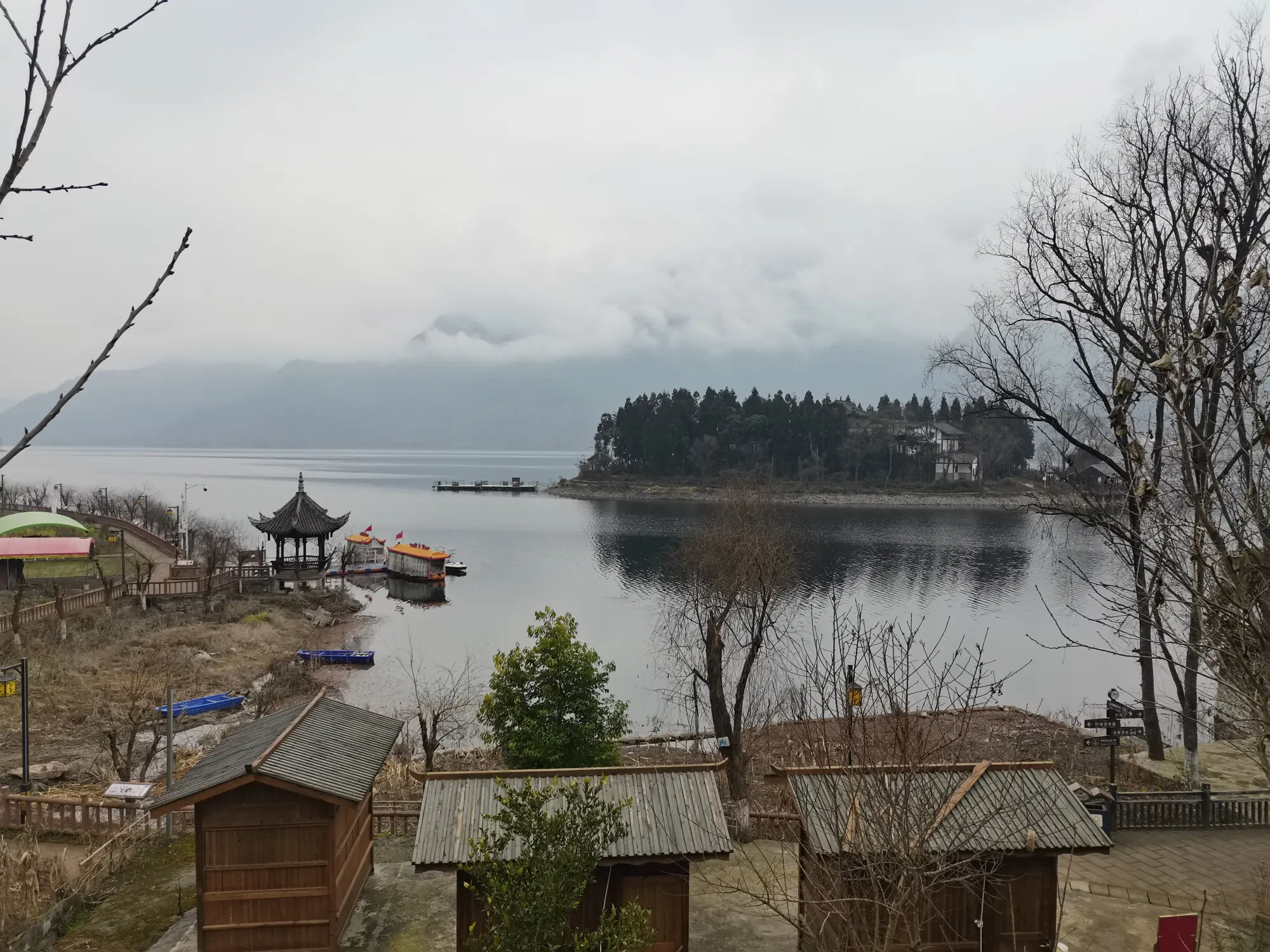 成都到西昌，不走京昆高速走国道，景色绝佳，中途可游玩雷波马湖