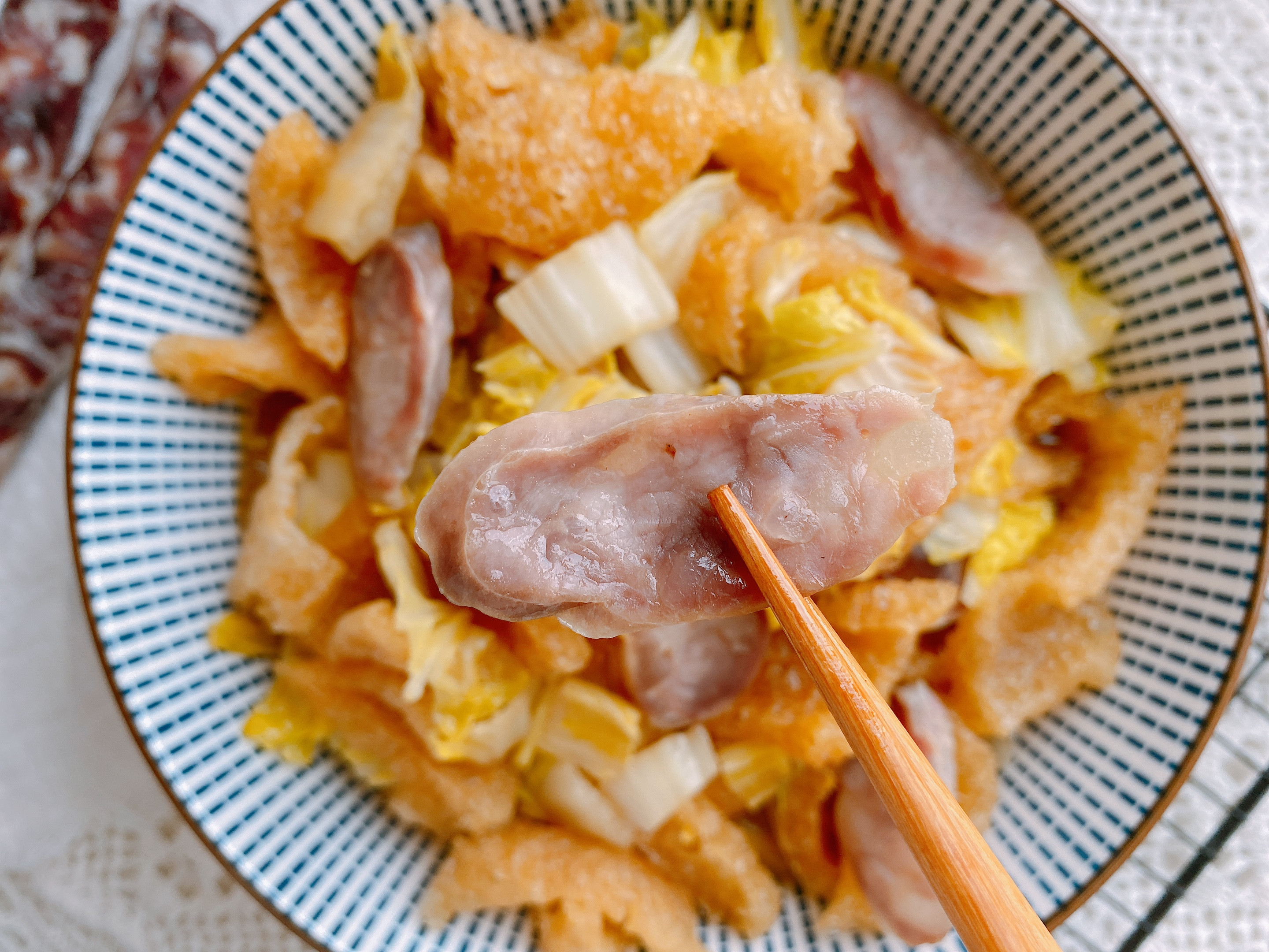 猪皮这样做太香了，加点白菜，吸饱汤汁咸香入味，爽滑劲道超下饭