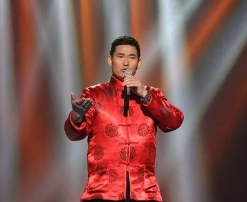星光大道幕后曝光：朱迅被人拉住热聊，刘大成扶着杨光下台很绅士
