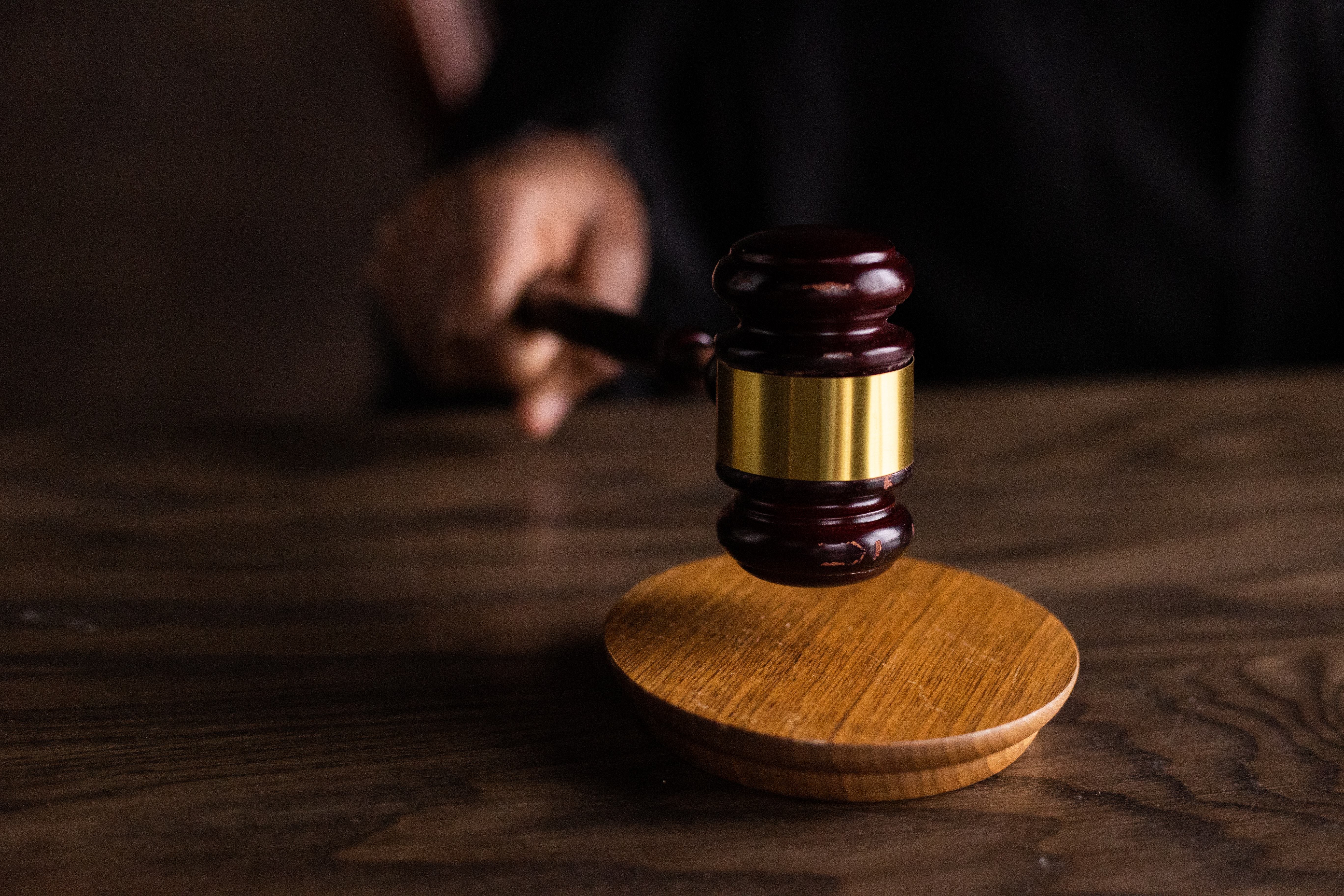 员工申请带薪病假去旅游被公司辞退，起诉单位被法院驳回