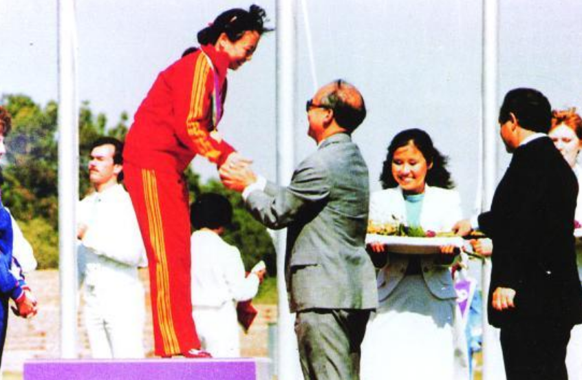 吴小旋：中国第一个女奥运冠军，留学后离开祖国，举家搬迁美国